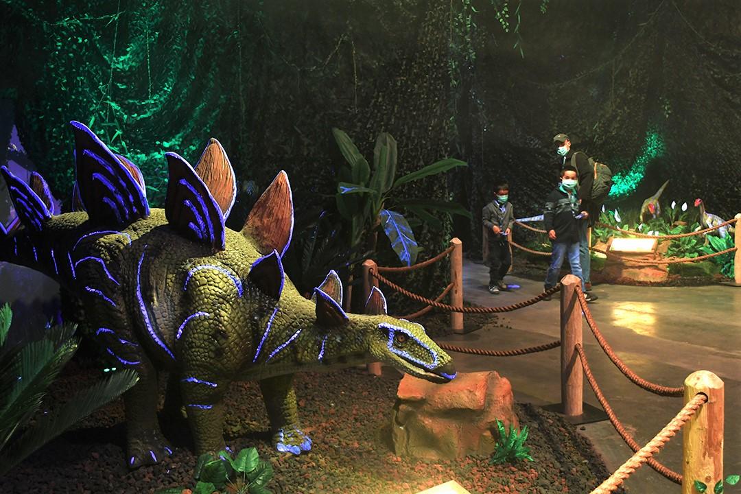 Dinos Alive! LifeSize Dinosaur Robots Roar Into Seattle ParentMap